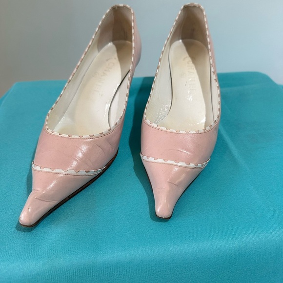 * WOW!! Chanel Light Pink Pumps with White Trim. Pointed Toe. Size 7.5-8 (38.5) - Picture 3 of 10